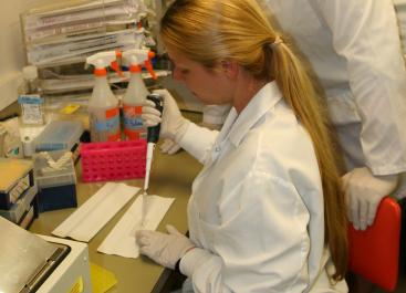 Carolina Da Silva Parada at work in the Ferreira Lab